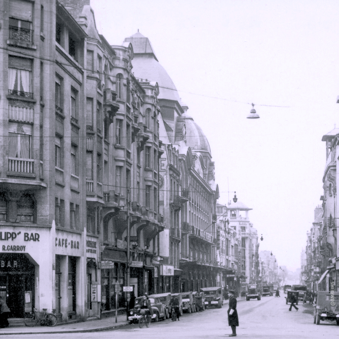 het Kodak-gebouw in de jaren 50 van de vorige eeuw (op de achtergrond)