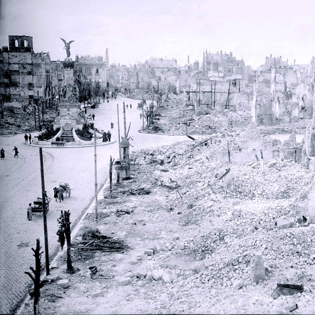 Der Place d‘Erlon nach den Bombardierungen von 1914. © BNF