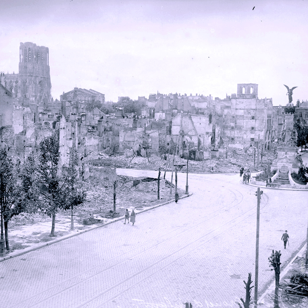 Der Place d‘Erlon nach den Bombardierungen von 1914. © BNF