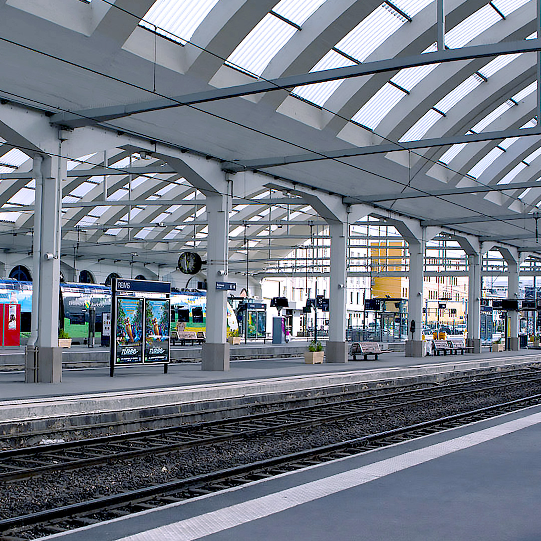 Gare de Reims, bâtiment voyageurs. Il est l’œuvre de Félix Langlais qui réalise un imposant bâtiment de style néoclassique de cinq volumes dont deux ailes basses, chacune ayant un sous-sol.