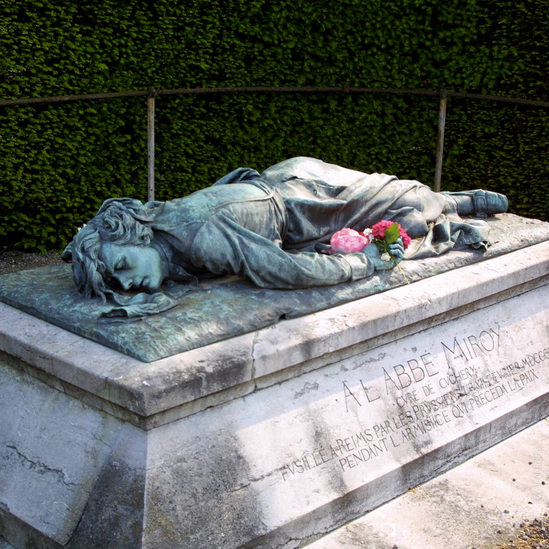 Tombe de l'abbé Miroy illustrée par une belle statue couchée en bronze, œuvre de René de Saint-Marceaux, 1871. ©Ville de Reims