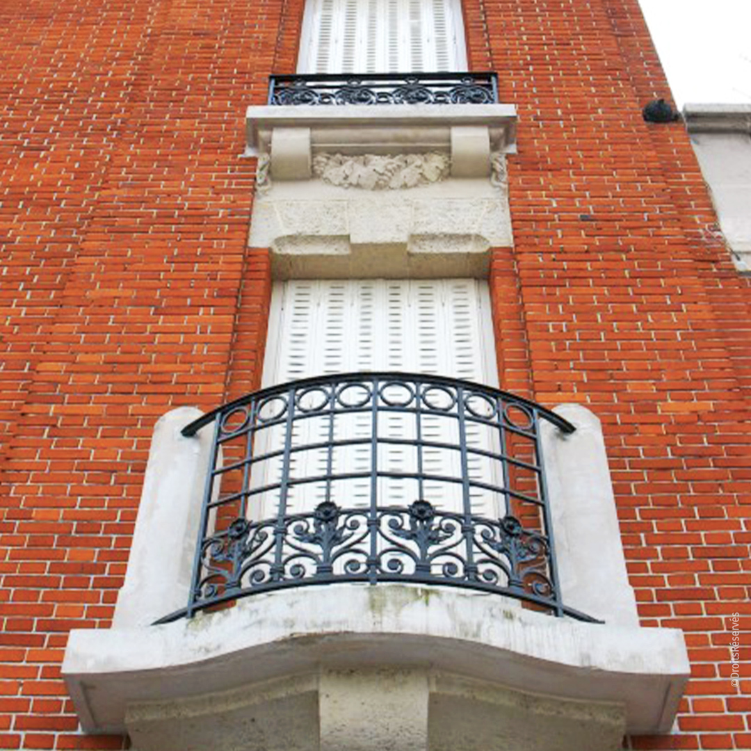 Balcon et balconnet en pierre de taille se détachant sur la façade en brique. ©M.Bennani pour Reims Métropole