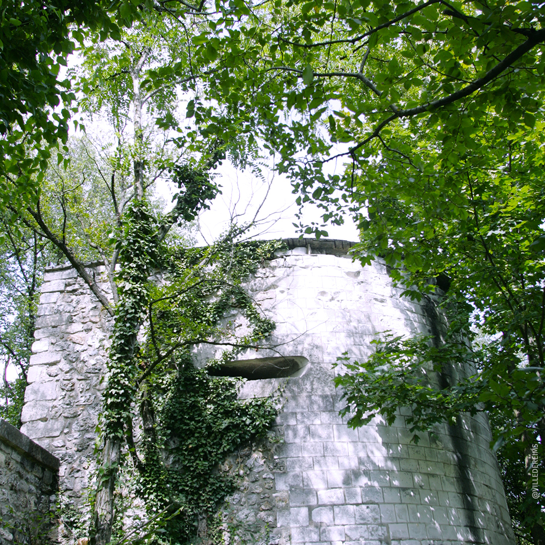 Parc Saint-Nicaise, vestiges de la tour du puits. ©Ville de Reims