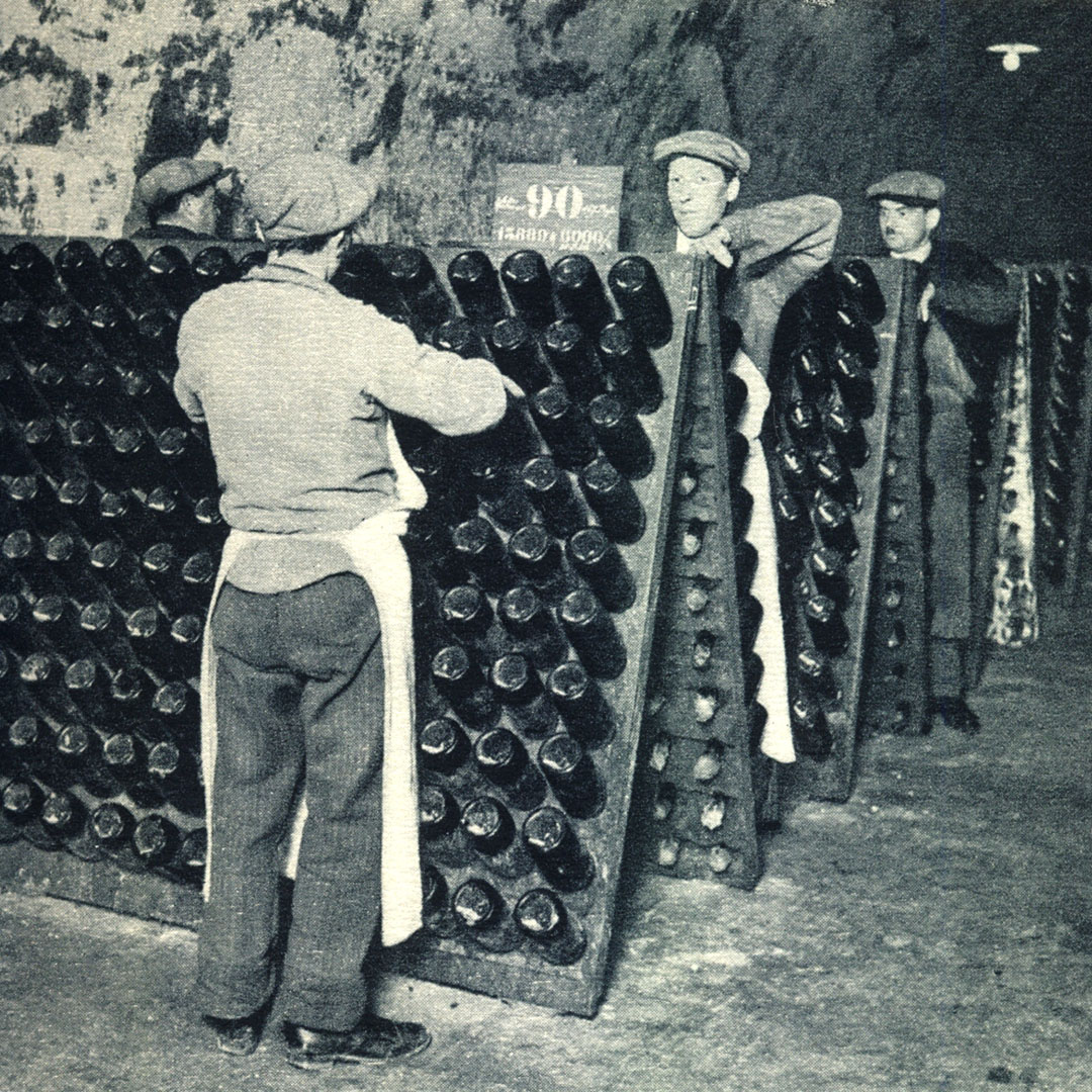 Remuage des bouteilles dans les caves Pommery. ©Archives Municipales de REIMS