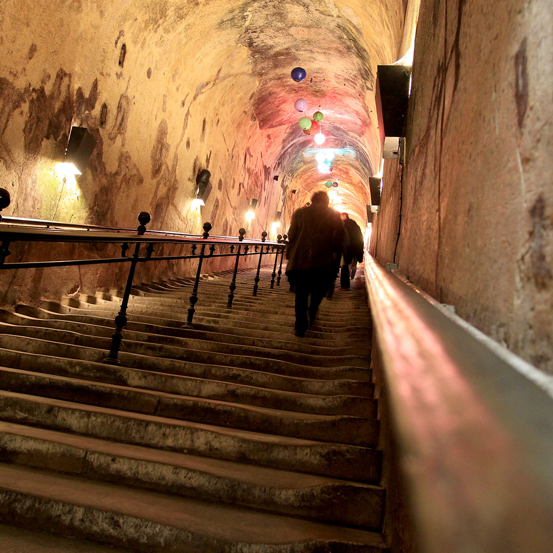 Grand escalier menant aux caves ©Ville de Reims