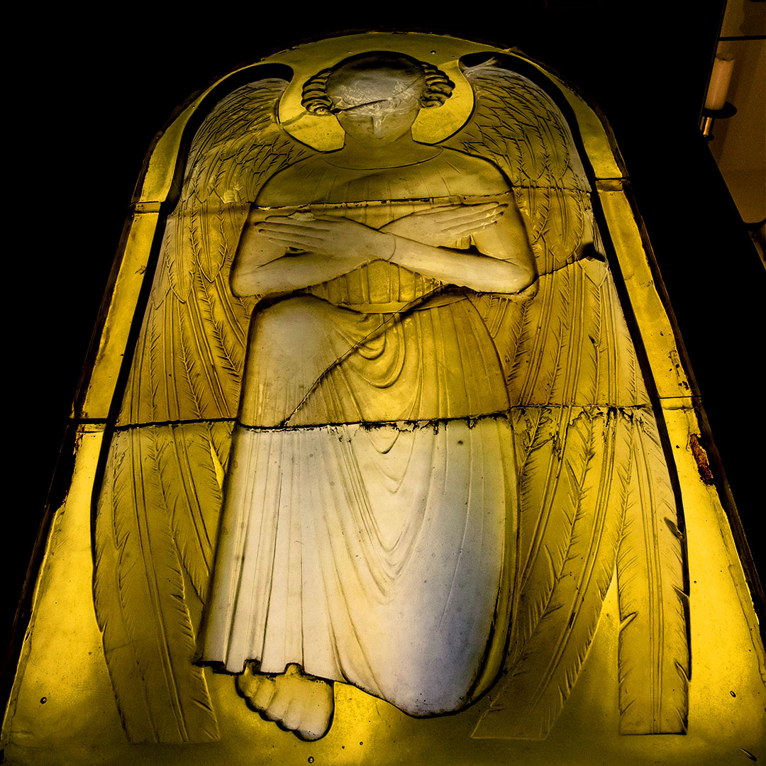 Détail, verrière « Anges de face » debout. Verrière en verre moulé jaune de René Lalique. 1925. @Ville de Reims