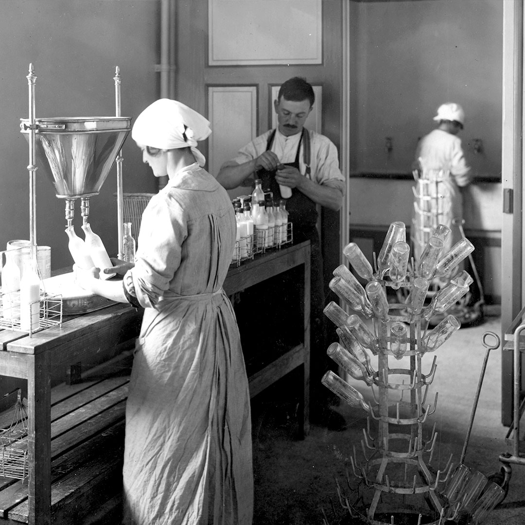 Préparation des biberons 1923 @Foyer Rémois