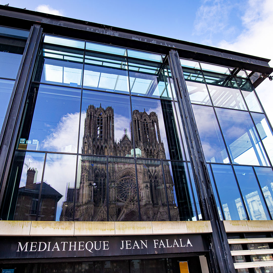 Reflet de la cathédrale sur la façade de la médiathèque. Effet recherché par l'architecte du bâtiment. @Ville de Reims
