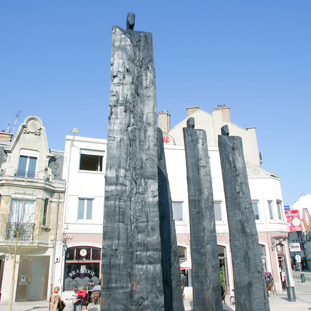 Statues-colonnes de Christian Lapie, place Stalingrad @Ville de Reims