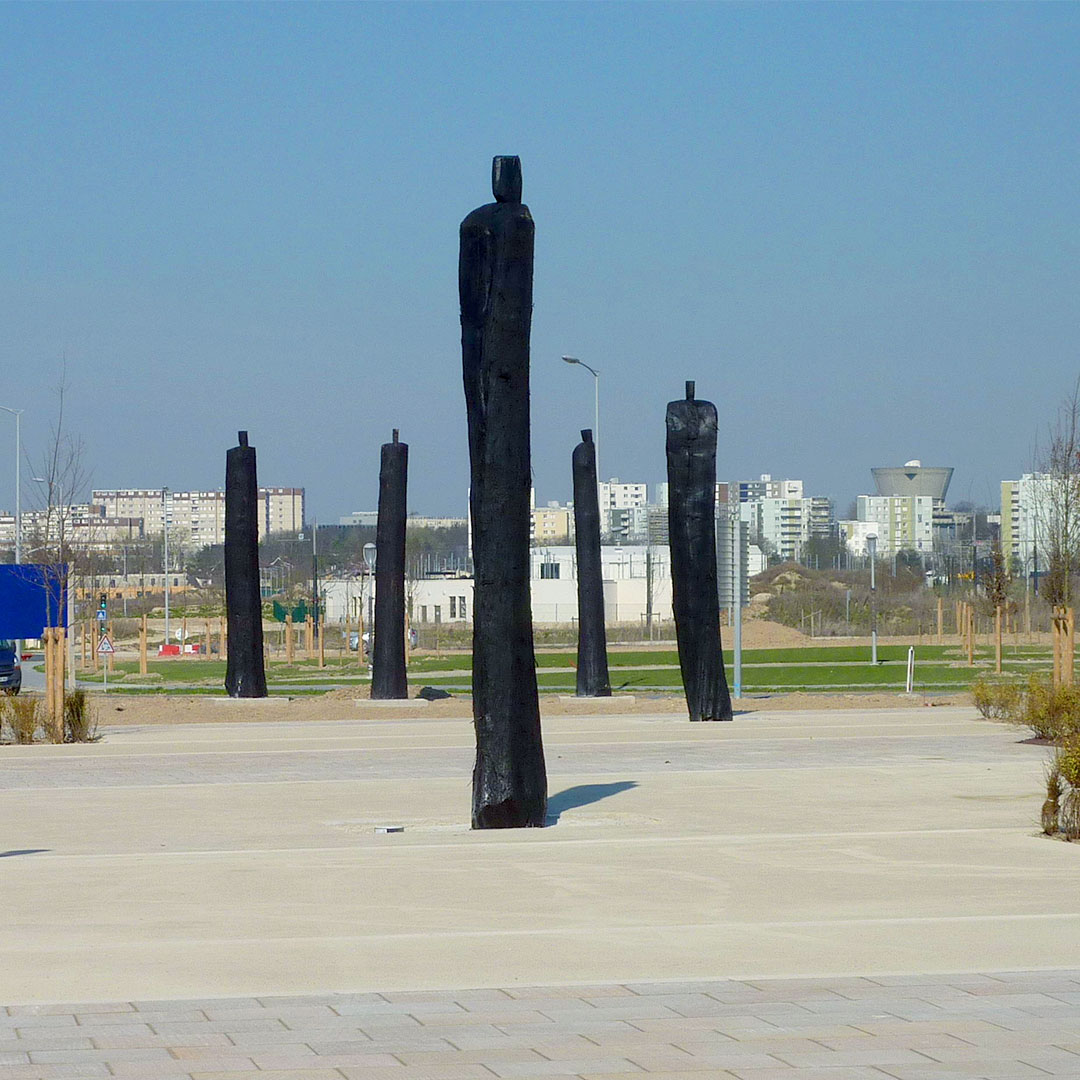 Statues-colonnes de Christian Lapie, parvis de la gare TGV de Bezannes @SNCF