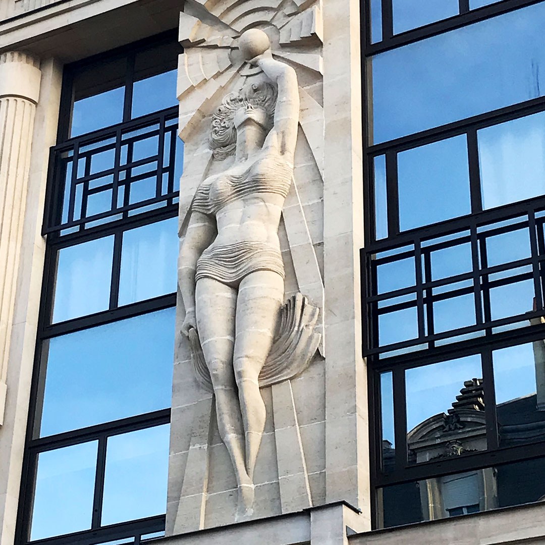 Statue de femme sculptée sur la façade @Ville de Reims