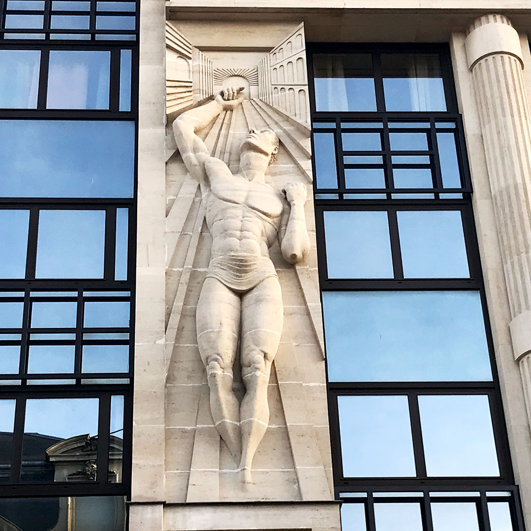 Statue d'homme sculptée sur la façade @Ville de Reims
