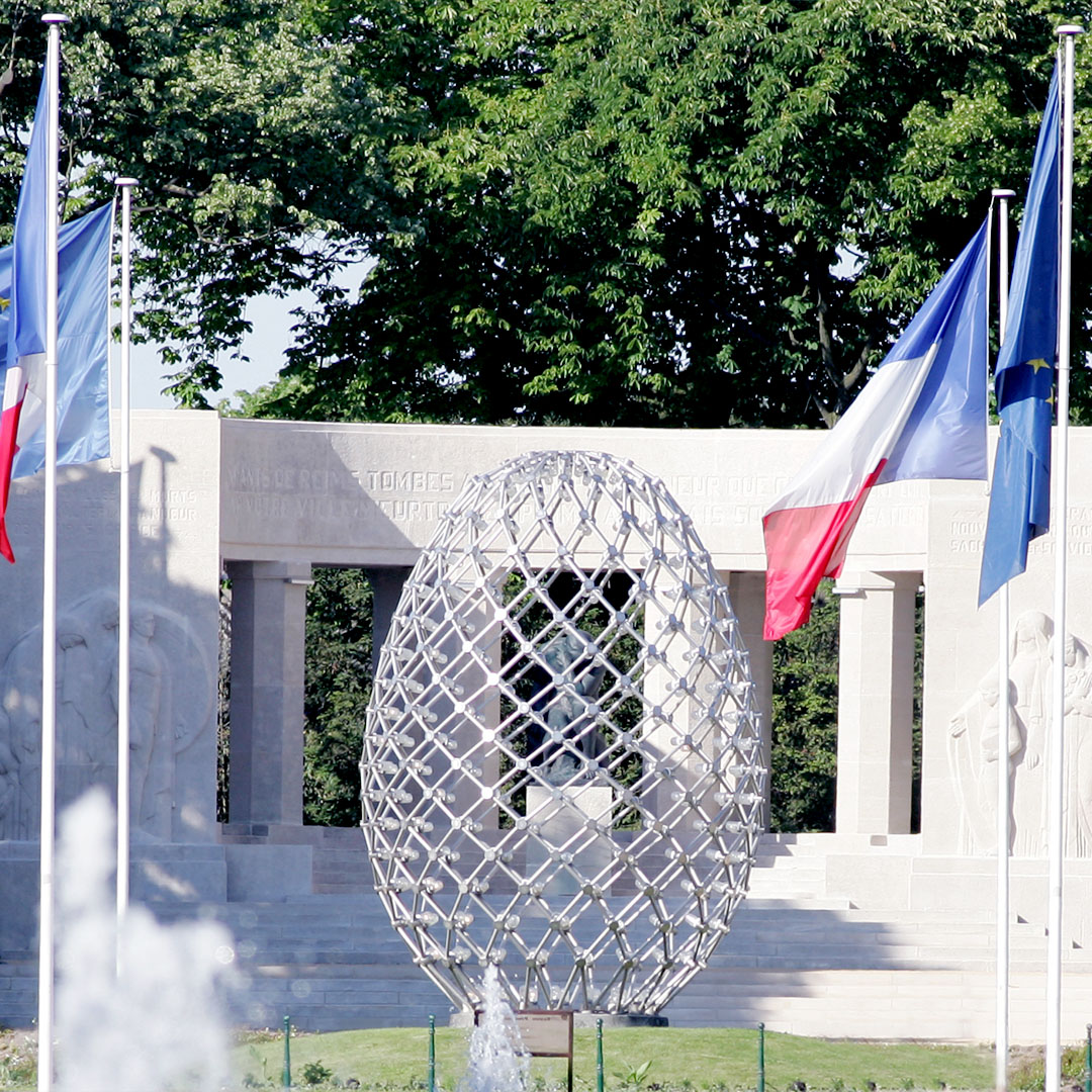 Le Luchrone installé place de la République. Perspective par rapport au monument aux morts @Ville de Reims